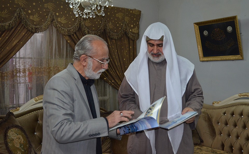 وفد من مركز تراث كربلاء يزور السيد عبد الله سعيد زيني