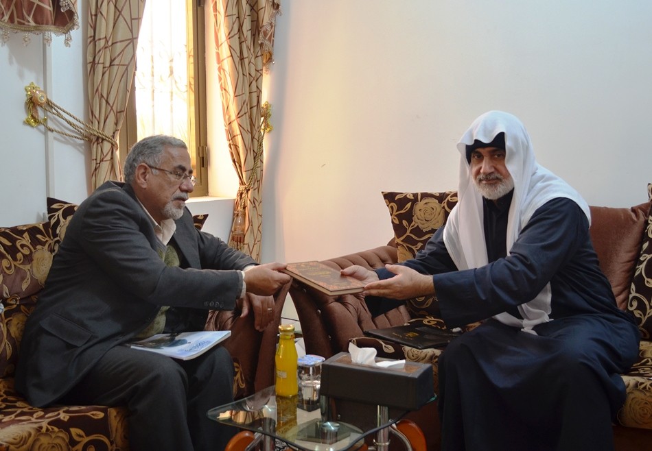 مدير مركز تراث كربلاء يستقبل الخطاط عبد الكريم الشمري