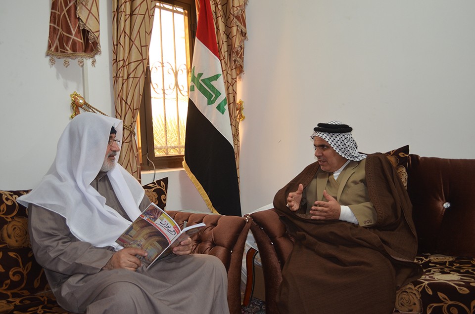 الشيخ عزيز الطرفي يهدي العدد الاول من مجلة ذاكرة الديوان الى السيد مدير مركز تراث كربلاء