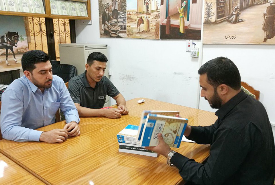 مركز كربلاء للدراسات والبحوث يهدي آخر إصداراته لمكتبة مركز تراث كربلاء
