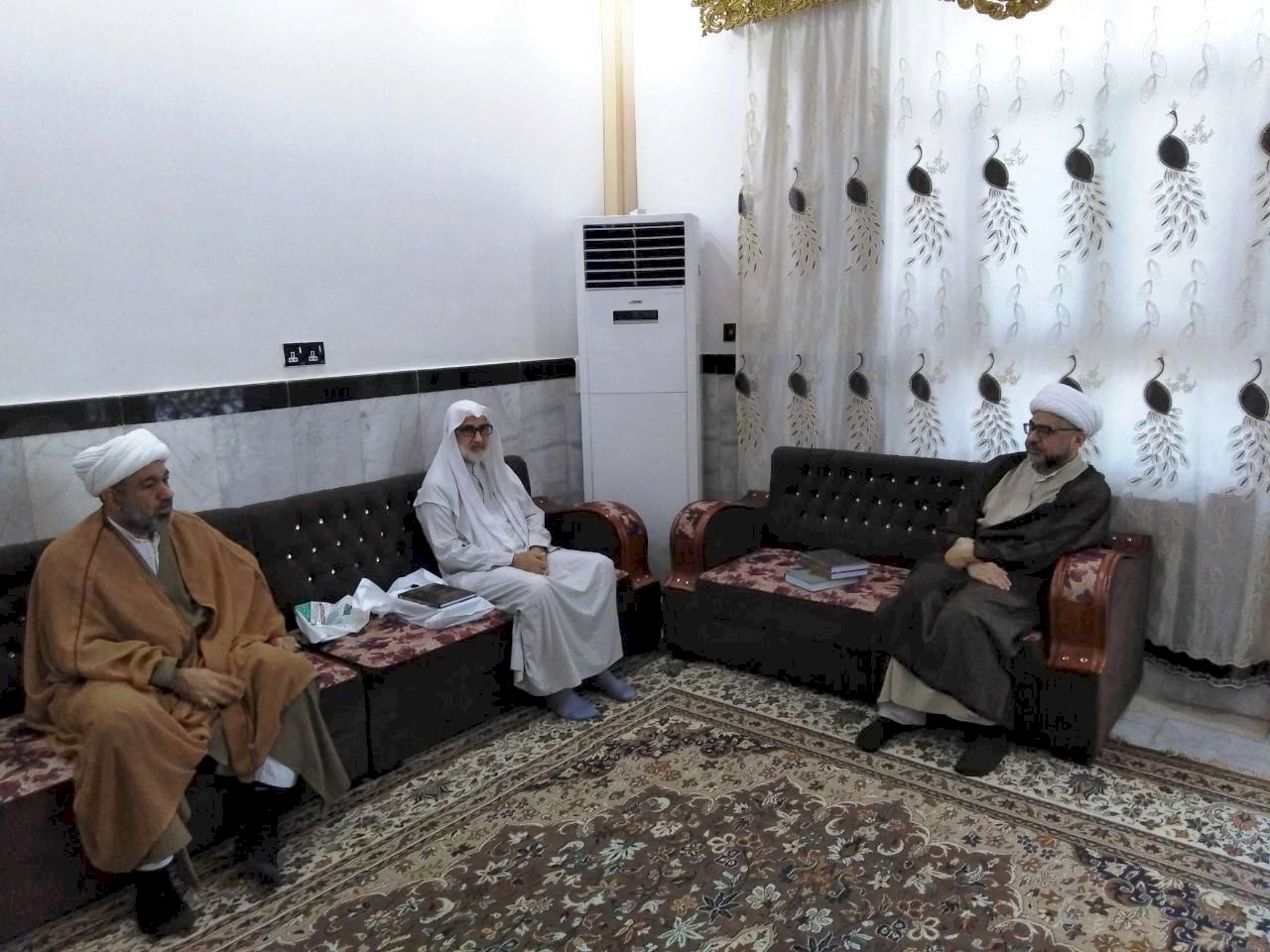 وفدٌ من مركزِ تُراثِ كربَلاء يزورُ أساتذةَ الحوزة العِلميّة في النّجف الأشرف