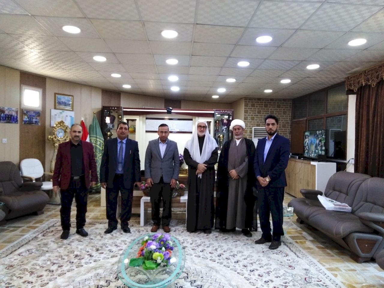 وفدٌ من مركزِ تُراثِ كربَلاء يزورُ جامعةَ الكوفةِ ويدعو أساتذتَها للمشاركةِ في مؤتمرِهِ العِلميِّ الدوليِّ الثّاني