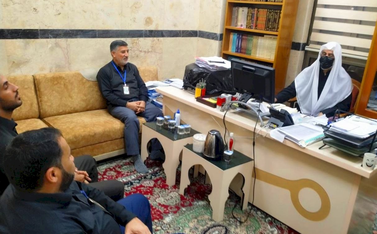 مديرُ مركزِ تُراث كربلاء يعقدُ اجتماعًا مع كادرِ وحدةِ التَّحقيق