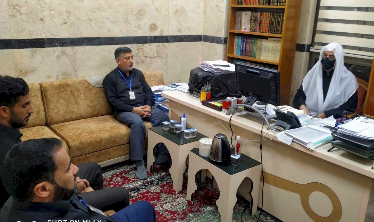 مديرُ مركزِ تُراث كربلاء يعقدُ اجتماعًا مع كادرِ وحدةِ التَّحقيق