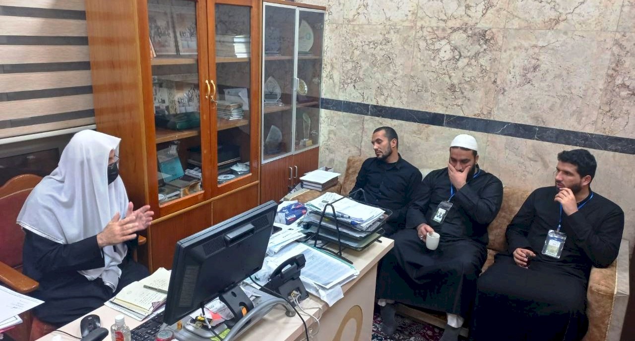 مديرُ مركزِ تُراث كربلاء يعقدُ اجتماعًا مع كادرِ وحدةِ التَّحقيق