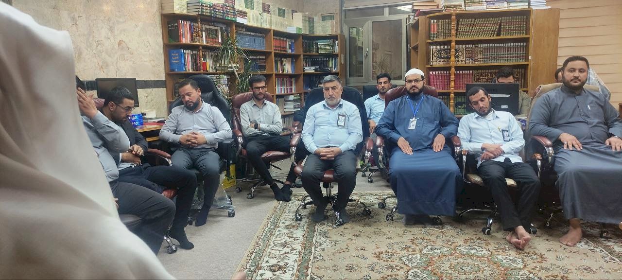 لمتابعة سير الأعمال .. مديرُ  مركزِ تُراث كربّلاء يعقد اجتماعًا مع المنتسبين