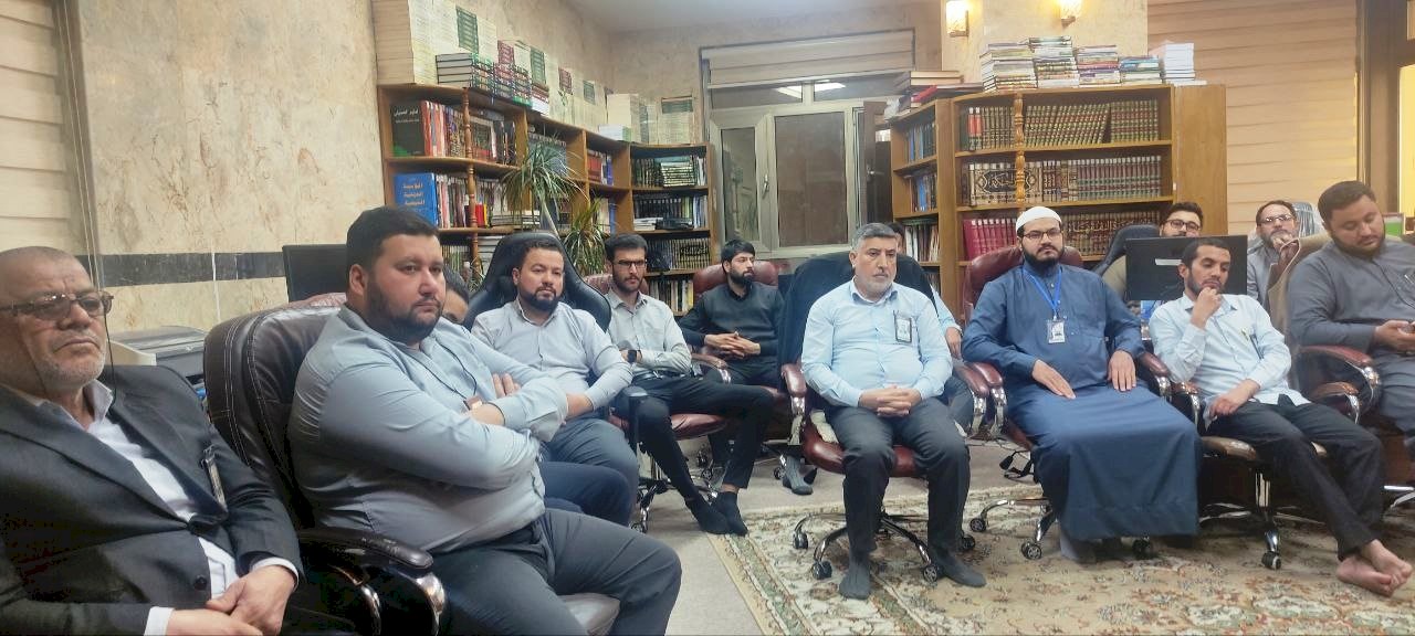 لمتابعة سير الأعمال .. مديرُ  مركزِ تُراث كربّلاء يعقد اجتماعًا مع المنتسبين