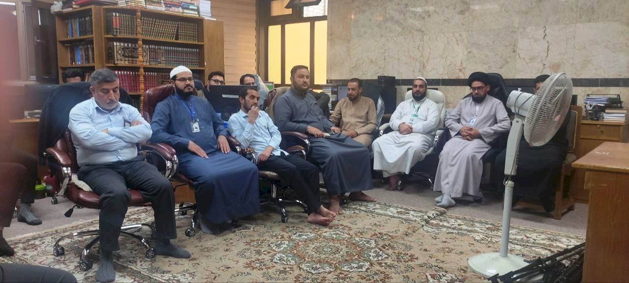 لمتابعة سير الأعمال .. مديرُ  مركزِ تُراث كربّلاء يعقد اجتماعًا مع المنتسبين