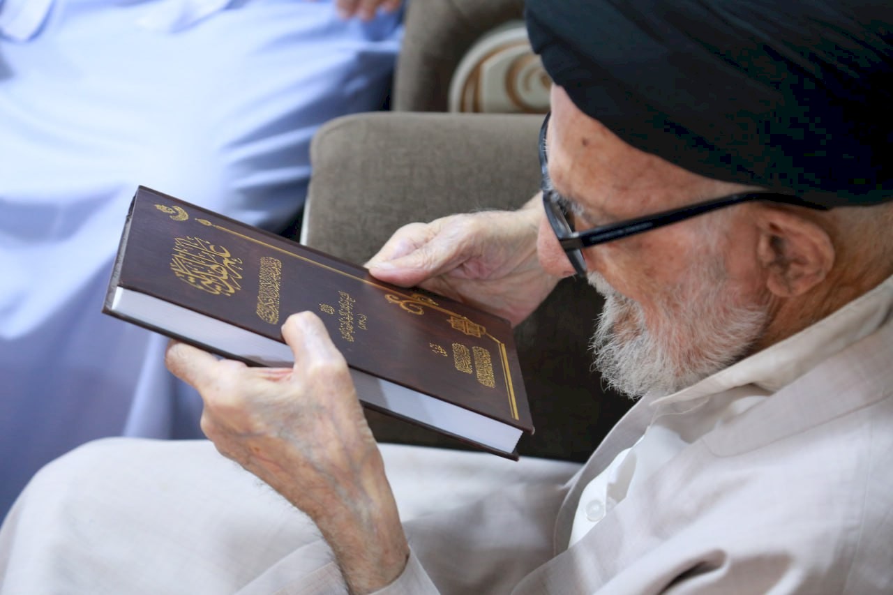 وفدٌ من مركزِ تراثِ كربلاء يزورُ السيّدَ الأشكوريّ
