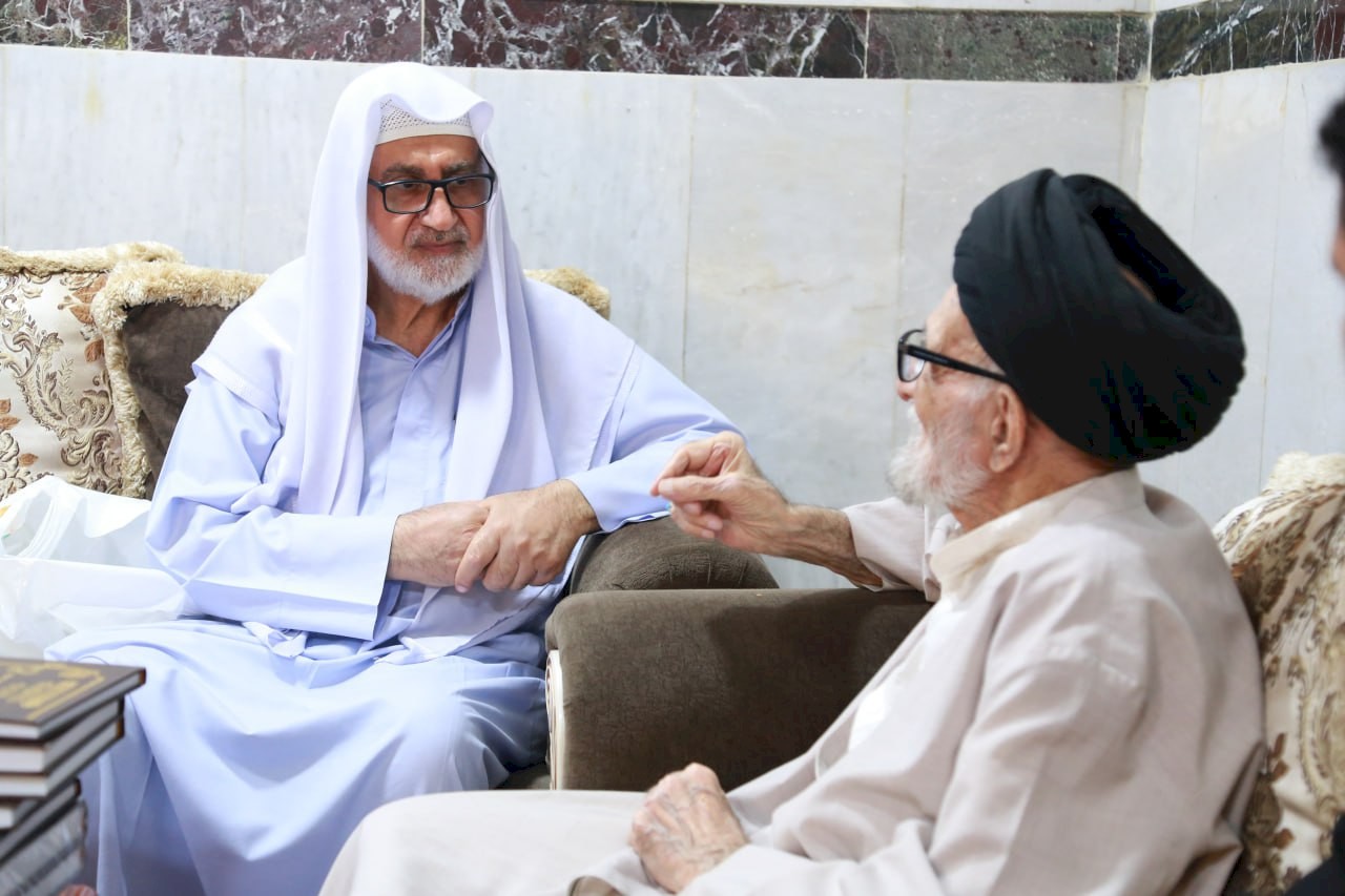وفدٌ من مركزِ تراثِ كربلاء يزورُ السيّدَ الأشكوريّ