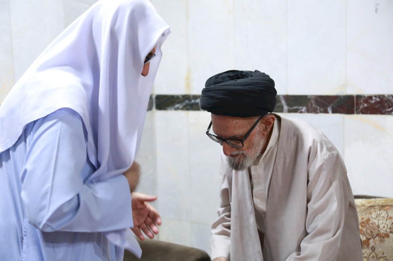 وفدٌ من مركزِ تراثِ كربلاء يزورُ السيّدَ الأشكوريّ