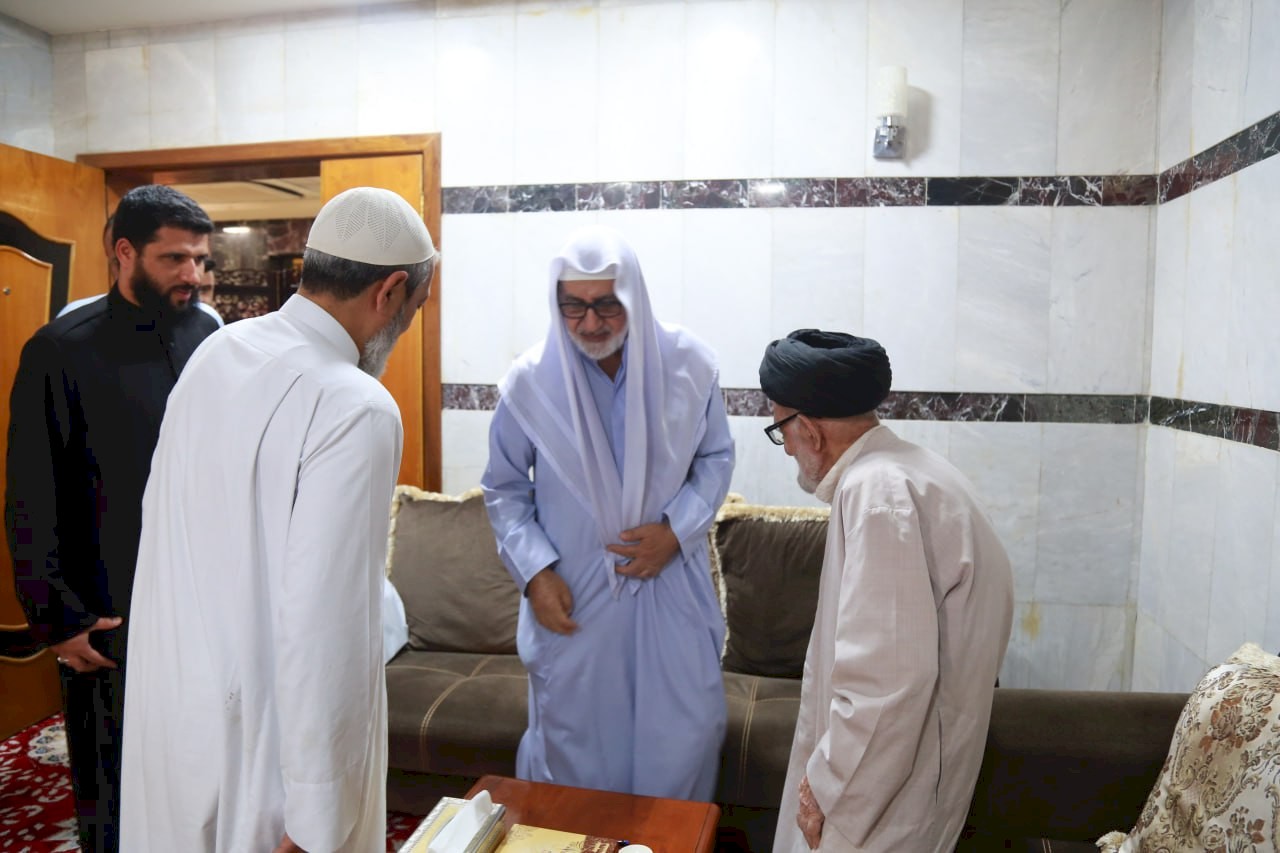 وفدٌ من مركزِ تراثِ كربلاء يزورُ السيّدَ الأشكوريّ