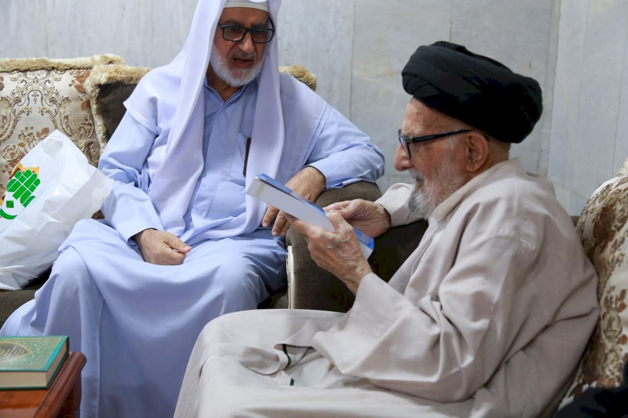وفدٌ من مركزِ تراثِ كربلاء يزورُ السيّدَ الأشكوريّ
