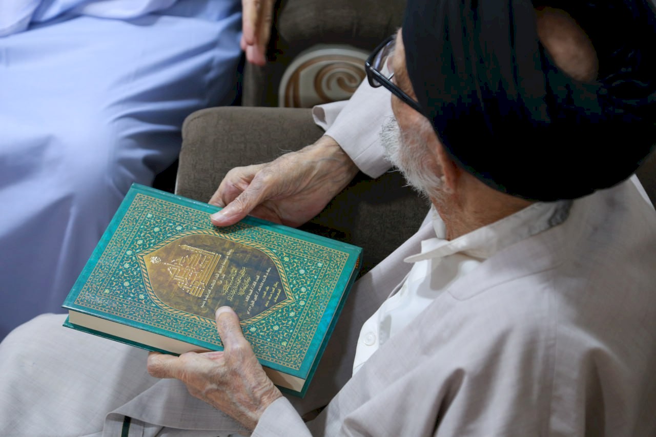 وفدٌ من مركزِ تراثِ كربلاء يزورُ السيّدَ الأشكوريّ