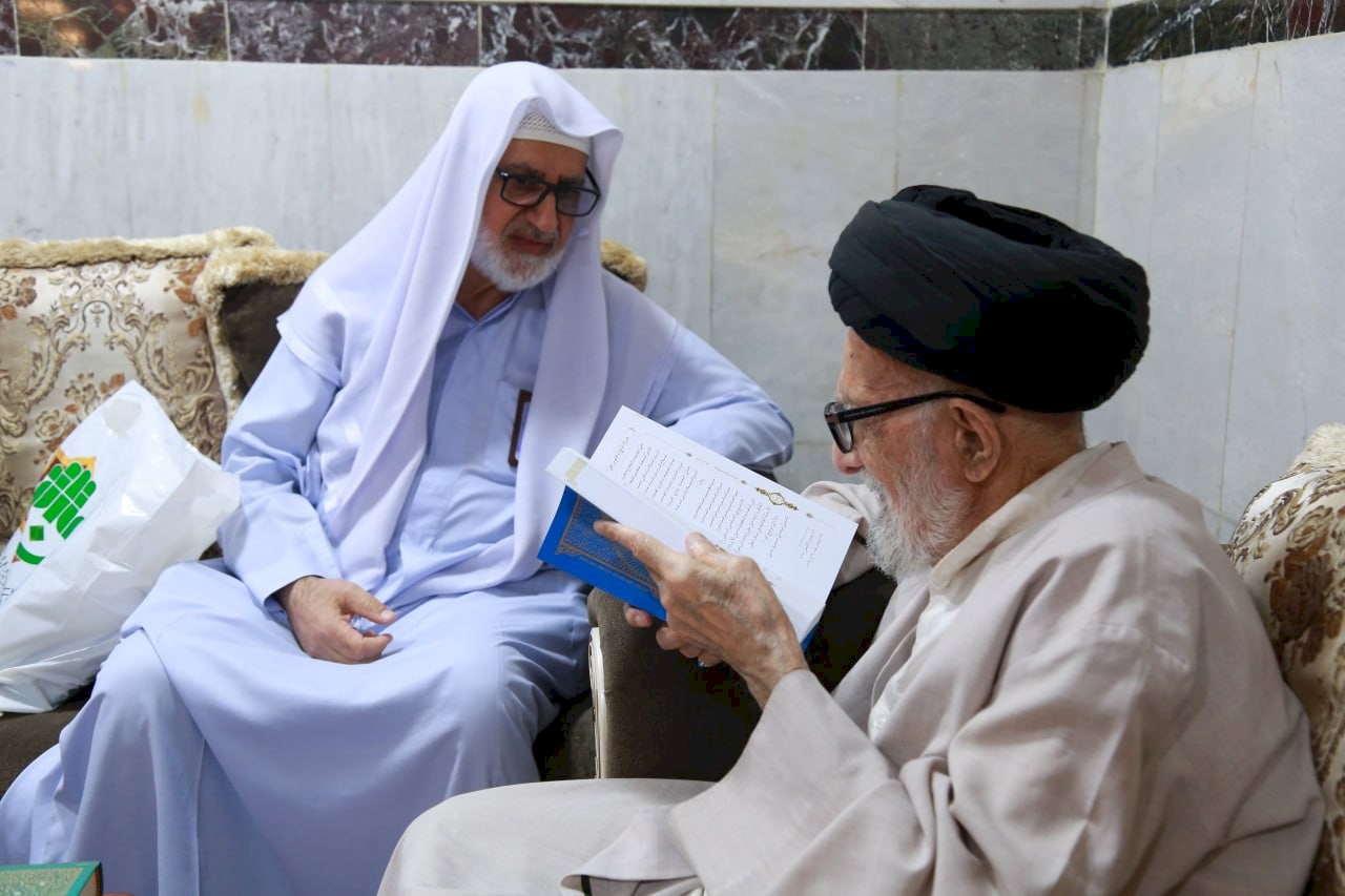 وفدٌ من مركزِ تراثِ كربلاء يزورُ السيّدَ الأشكوريّ