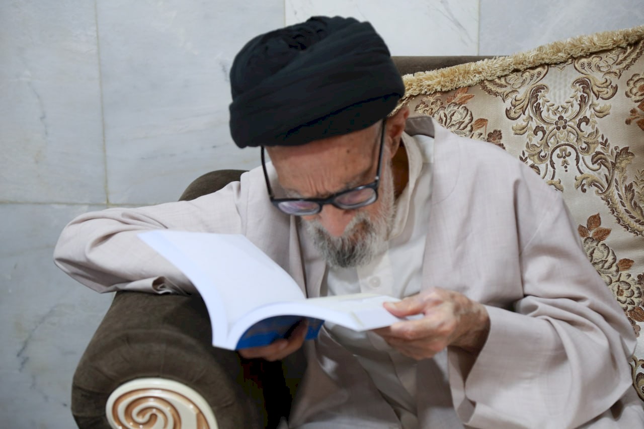 وفدٌ من مركزِ تراثِ كربلاء يزورُ السيّدَ الأشكوريّ