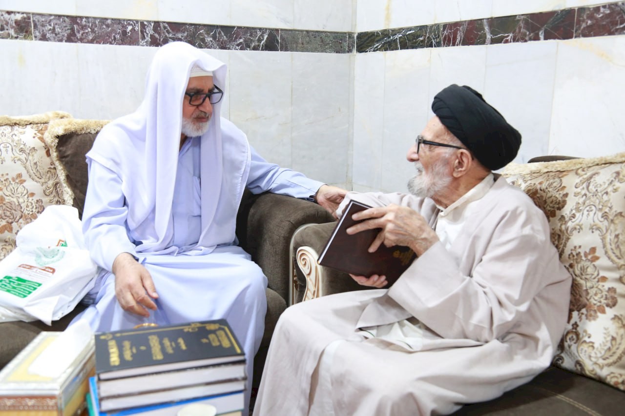 وفدٌ من مركزِ تراثِ كربلاء يزورُ السيّدَ الأشكوريّ