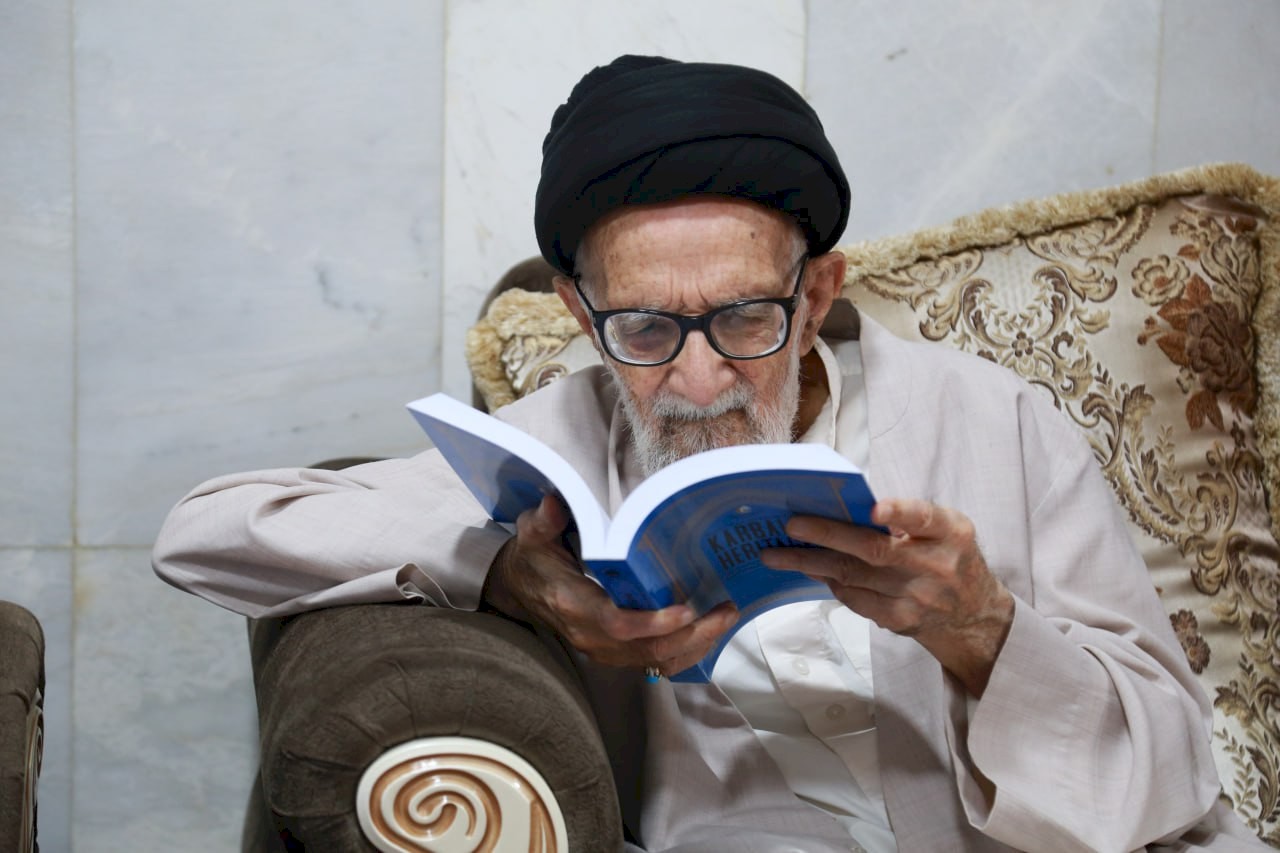 وفدٌ من مركزِ تراثِ كربلاء يزورُ السيّدَ الأشكوريّ