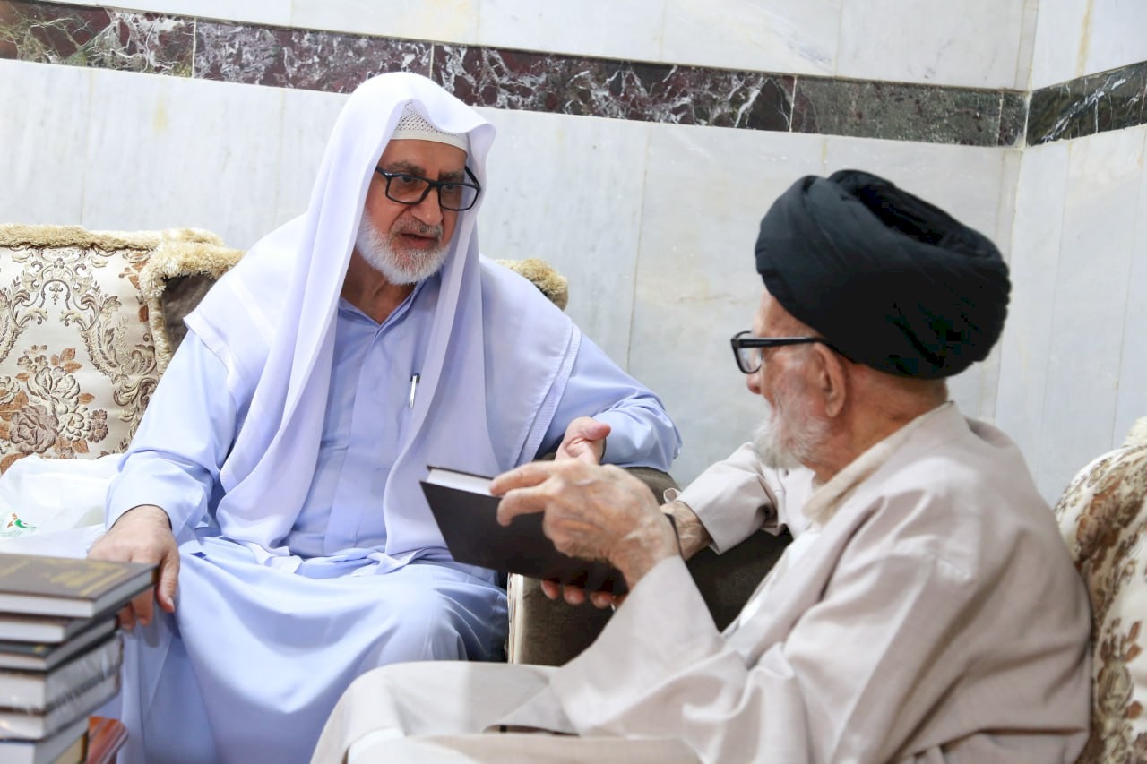 وفدٌ من مركزِ تراثِ كربلاء يزورُ السيّدَ الأشكوريّ