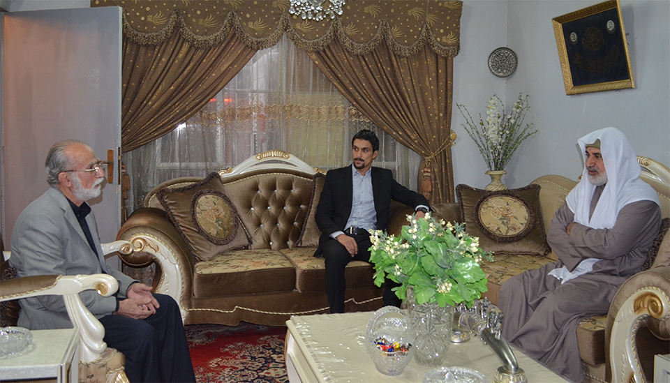 وفد من مركز تراث كربلاء يزور السيد عبد الله سعيد زيني