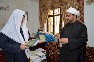 الشيخ عقيل الحمداني يهدي مؤلَّفه الجديدة إلى مكتبة مركز تراث كربلاء
