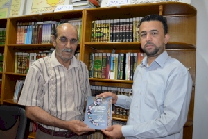 الشاعر  عبد الحسين الدعمي  يهدي مؤلفيه إلى مكتبة مركز تراث كربلاء