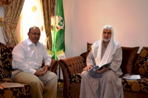 الخزاعي يهدي إصداره الأخير إلى مكتبة مركز تراث كربلاء