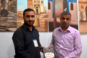 الدكتور عبد الاله العرداوي يهدي مؤلفه إلى مكتبة مركز تراث كربلاء