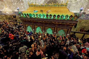 لهفة الزائرين عند قبر ابي الفضل العباس عليه السلام