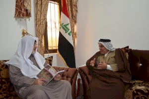 الشيخ عزيز الطرفي يهدي العدد الاول من مجلة ذاكرة الديوان الى السيد مدير مركز تراث كربلاء