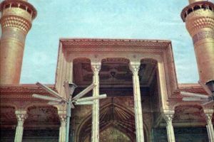 صورة لمرقد الامام الحسين عليه السلام تمثل الطارمة الامامية للحرم سنة 1959 - اعلام مركز تراث كربلاء