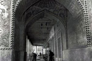 قرب باب الرجاء قبل حوالي خمسين عام - اعلام مركز تراث كربلاء