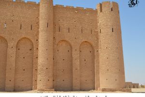 البرج و السور الرئيسي من الجهة الشمالية لقصر الاخيضر -