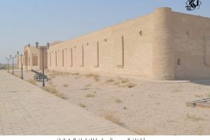 صورة لخان الربع ويظهر فيها المدفعان العثمانيان -