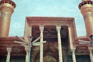 صورة لمرقد الامام الحسين عليه السلام تمثل الطارمة الامامية للحرم سنة 1959 -