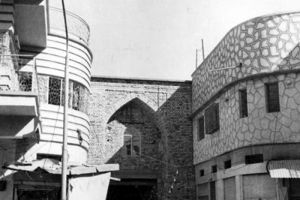 احدى الابواب لصحن ابي الفضل العباس عليه السلام في ستينيات القرن الماضي - اعلام مركز تراث كربلاء