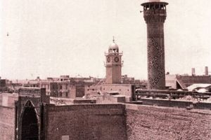 باب الفرات بعد تهديم المحلات الملاصقة له عام 1980م -