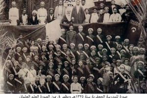 صورة للمدرسة الجعفرية سنة 1325هـ ويظهر في يمين الصورة العلم العثماني -