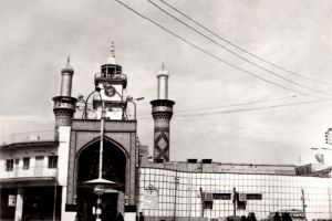 باب قبلة  العباس (عليه السلام) في مطلع السبعينات من القرن الماضي - اعلام مركز تراث كربلاء