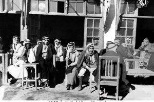 احد مقاهي قضاء الهندية 1955 - اعلام مركز تراث كربلاء