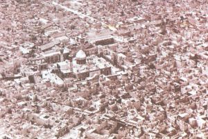 صورة للمرقد الحسيني  ومن حوله المدارس الدينية والمساجد والحسينيات التقطت هذه الصورة سنة 1926م - مكان الالتقاط: كربلاء
المصور: اعلام مركز تراث كربلاء