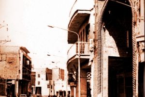 باب قبلة ابي الفضل العباس وتظهر إحدى المنائر الصغيرة التي بنيت في العهد الصفوي وهدمت لأسباب مجهولة عام 1953 م. -