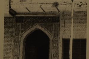 باب مسجد الشيخ خلف في شارع السدرة وقد ازيل اثناء توسيع الشارع - المصور: اعلام مركز تراث كربلاء