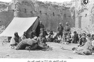 بدو قرب الاخيضر 1911 من تصوير المس بيل -