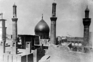 صورة مرقد الامام الحسين عليه السلام وتظهر فيها منارة العبد عام 1920م - اعلام مركز تراث كربلاء