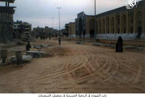باب الشهداء في الروضة الحسينية في منتصف التسعينات -