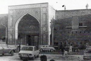 أحد أبواب صحن أبي الفضل العباس المقابل لشارع العلقمي - اعلام مركز تراث كربلاء