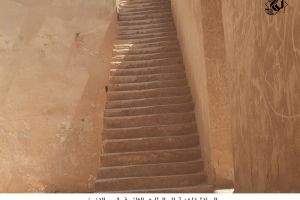 السلالم المؤدية الى الطابق الثاني في قصر الاخيضر -