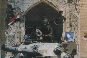 باب قبلة الامام العباس ع بعد دخول جيش الطاغية الى مركز المدينة ايام الانتفاضة الشعبانية عام 1991 - اعلام مركز تراث كربلاء
