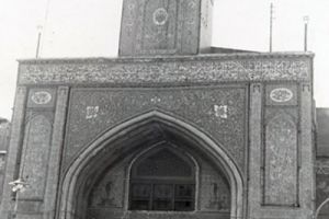 باب قبلة العتبة الحسينية المقدسة في ستينيات القرن الماضي - اعلام مركز تراث كربلاء
